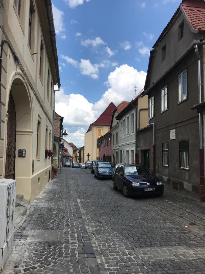 Troll'S House Apartment Sibiu Bagian luar foto